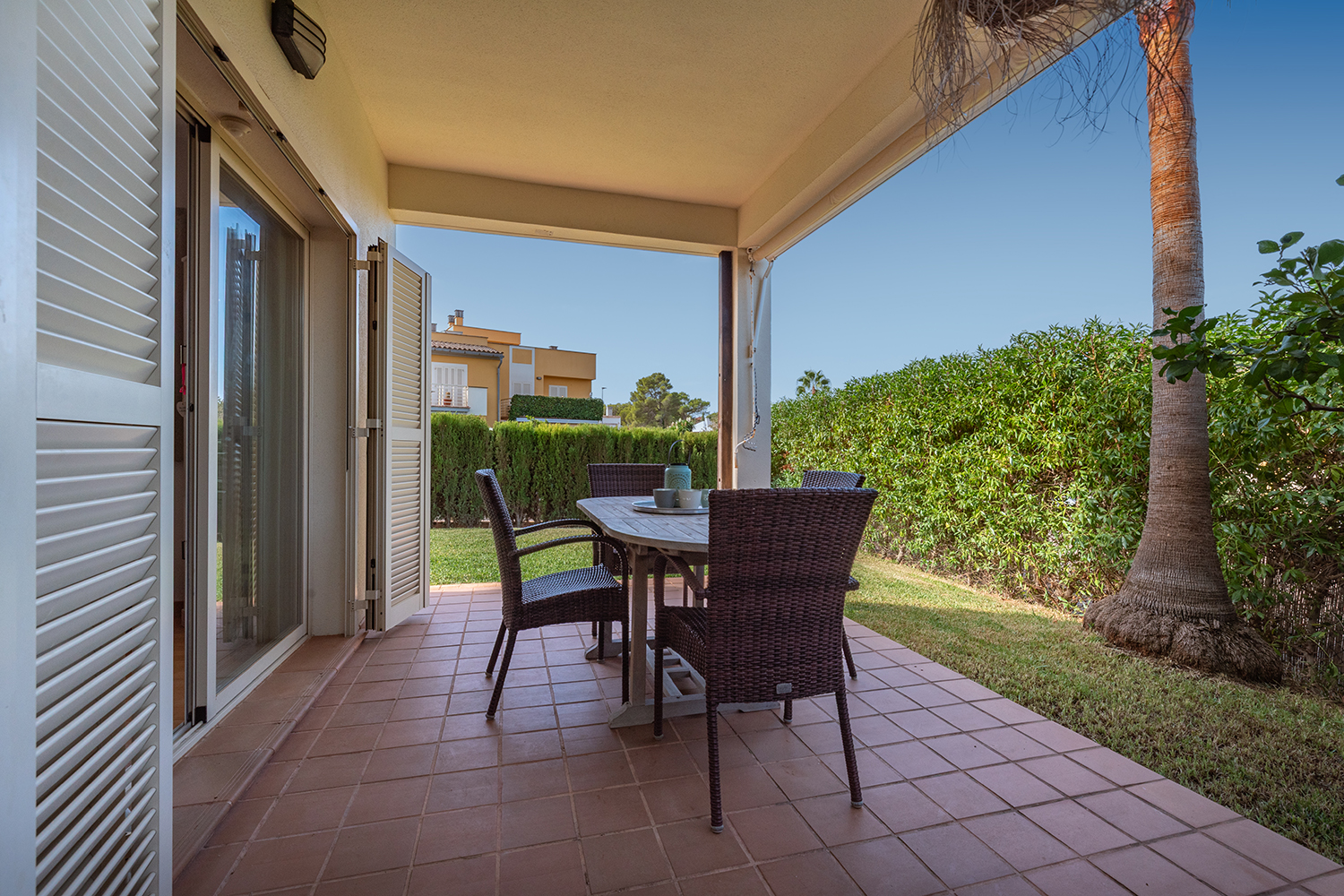 Terraza cubierta con accesso al jardín