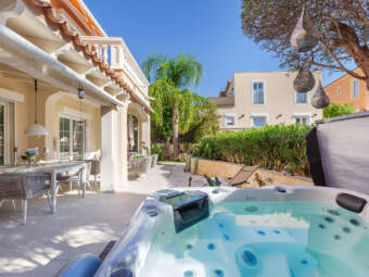 Amplia vivienda con acceso directo a la piscina en una exclusiva comunidad residencial